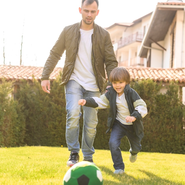 Padre e figlio che giocano all'aperto