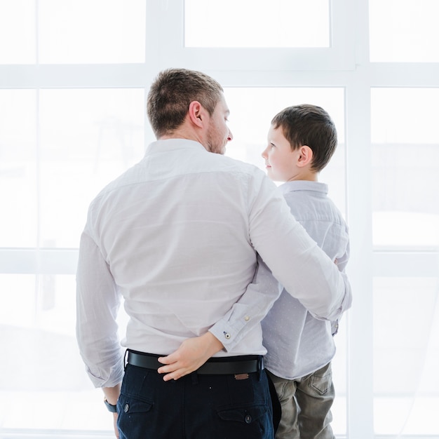 Foto gratuita padre e figlio che giocano insieme il giorno di padri