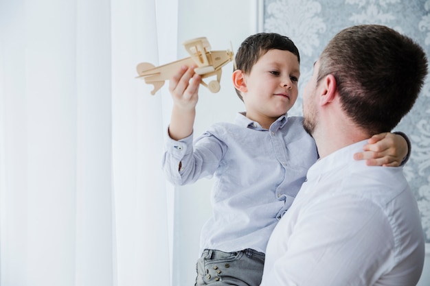 Foto gratuita padre e figlio che giocano insieme il giorno di padri