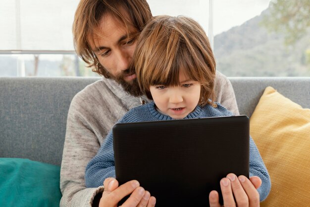 タブレットで一緒に遊ぶ父と息子