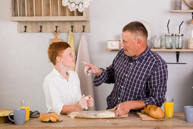 Отец и сын позируют на кухне