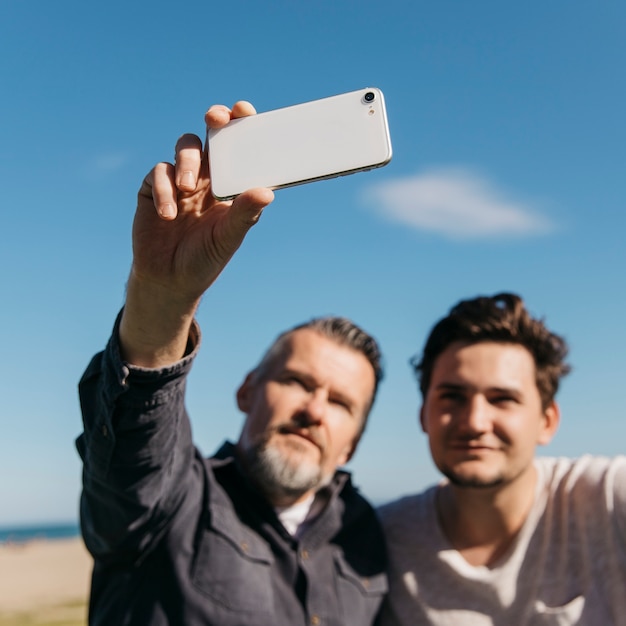 Padre e figlio prendendo selfie