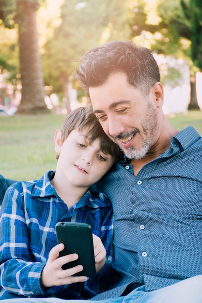 Foto gratuita padre e figlio insieme all'aperto