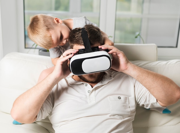Отец и сын, используя виртуальную гарнитуру