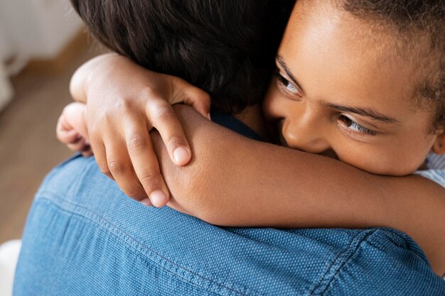 Padre che trascorre del tempo insieme alla sua ragazza