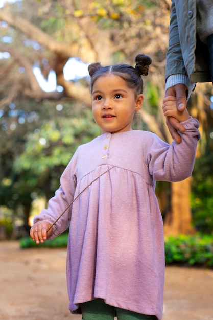 Foto gratuita padre che trascorre del tempo con sua figlia all'aperto il giorno del padre