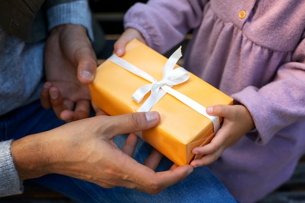 Padre che trascorre del tempo con sua figlia all'aperto il giorno del padre