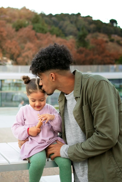 Foto gratuita padre che trascorre del tempo con sua figlia all'aperto il giorno del padre