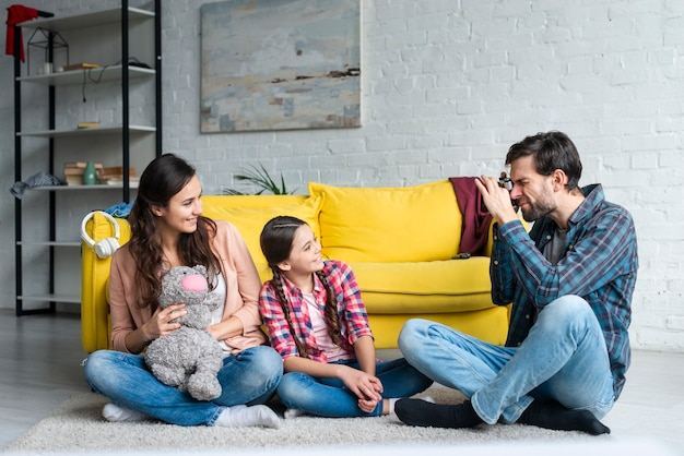 Foto gratuita padre scattare foto di sua moglie e il figlio vista lunga