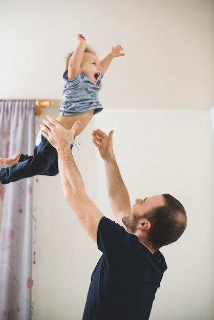 Foto gratuita padre gettando il suo figlio