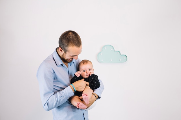 Foto gratuita padre solletico bambino