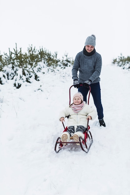 Foto gratuita padre che cammina con la figlia in campagna