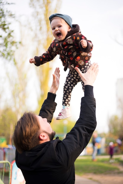 自然の中で子供と父親