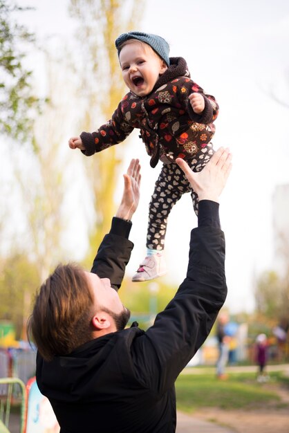 自然の中で子供と父親