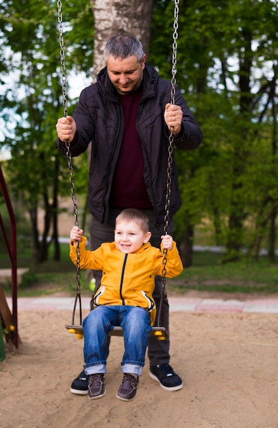 自然の中で子供と父親