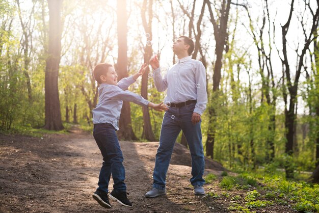 自然の中で子供と父親