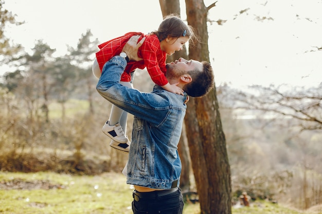 Foto gratuita padre con figlia in una foresta