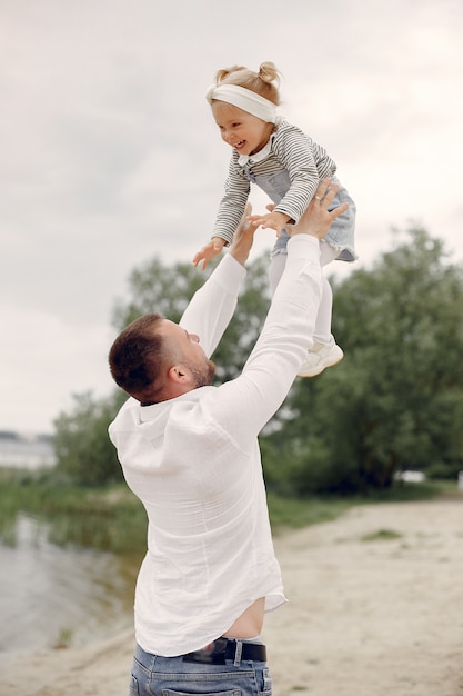 Foto gratuita padre con la figlia che gioca in un parco estivo