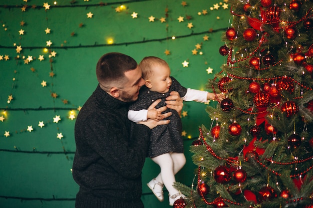 クリスマスツリーで彼の娘と父