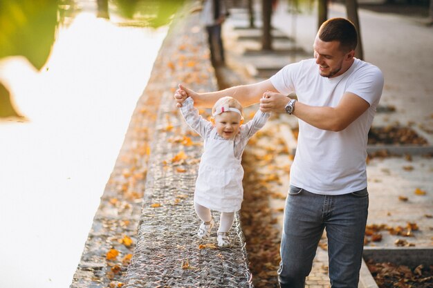 공원에서 산책하는 그의 딸과 아버지