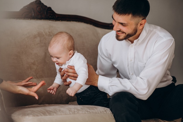 Padre con il suo figlio appena nato