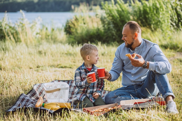 Отец с сыном на пикнике в парке