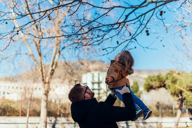 Free photo father with kid in park