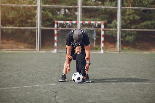 サッカーをしている幼い息子を持つ父