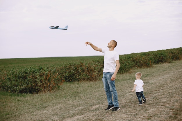 おもちゃの飛行機で遊んでの幼い息子を持つ父