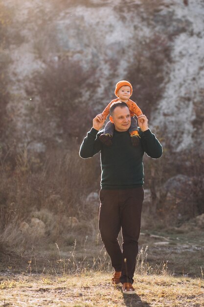 Отец с сыном в осеннем парке