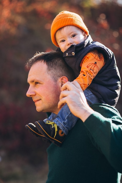 Foto gratuita padre con il figlio in un parco in autunno