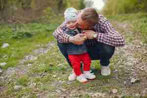 Foto gratuita padre con figlio in un parco