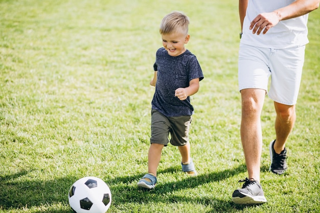 フィールドでサッカーの息子と父