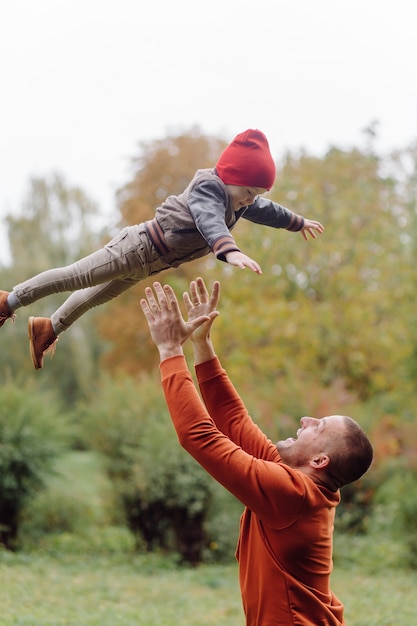 Padre con figlio che gioca in giardino