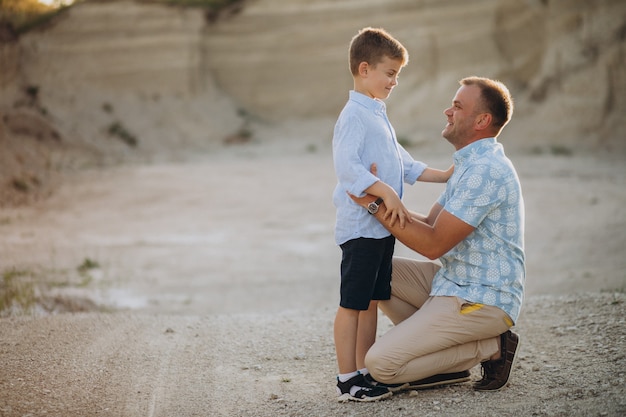 Foto gratuita padre con figlio in una cava di sabbia