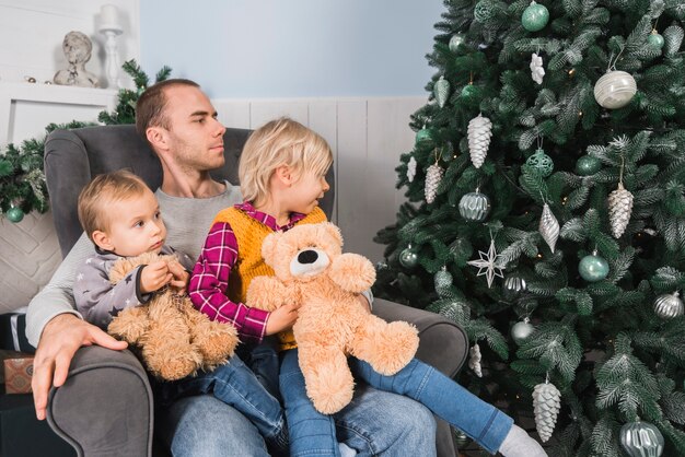 Free photo father with two kids celebrating christmas