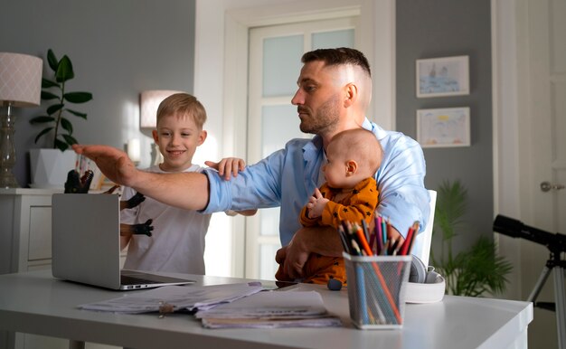家庭生活と子供と仕事のバランスをとろうとしている在宅勤務の父親
