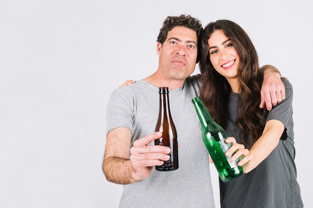 Foto gratuita padri e figlia che bevono birra insieme