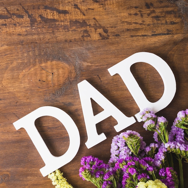 Free photo fathers day composition with flowers