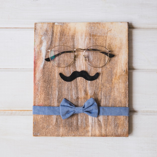 Foto gratuita composizione di giorno di padri con gli occhiali sul libro di legno