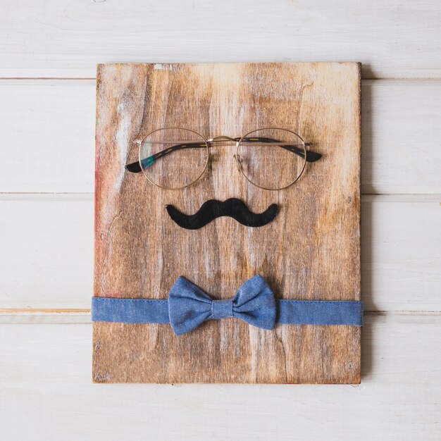 Композиция дня отца с очками на деревянной книге