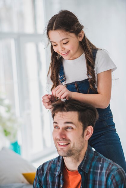娘の父親の髪を持つ父の日の概念