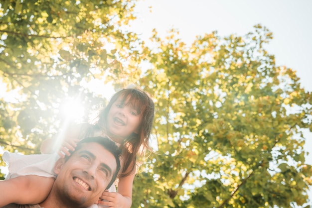 Concetto di giorno di padri con la famiglia all'aperto