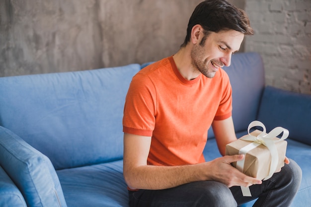 Free photo fathers day concept with father receiving present