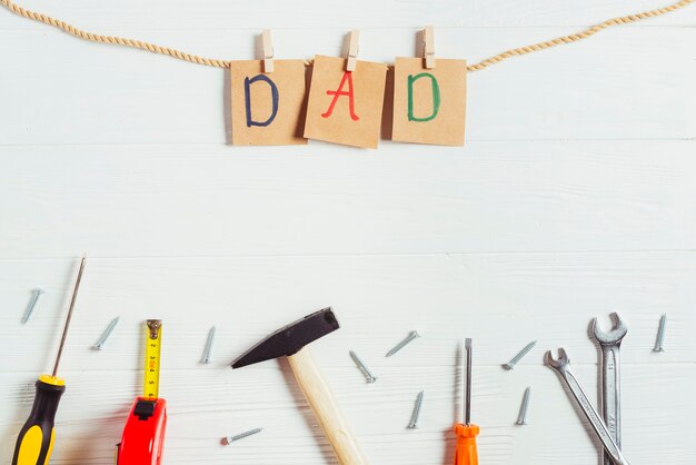 Концепция «День отца» с инструментами и буквами