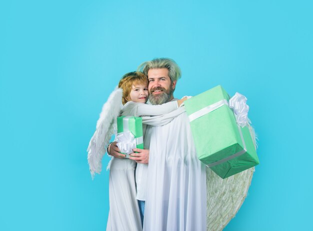 День отца отец и сын ангелы подарочная коробка маленький мальчик купидон дарит отцу подарок счастливый отец в ангеле