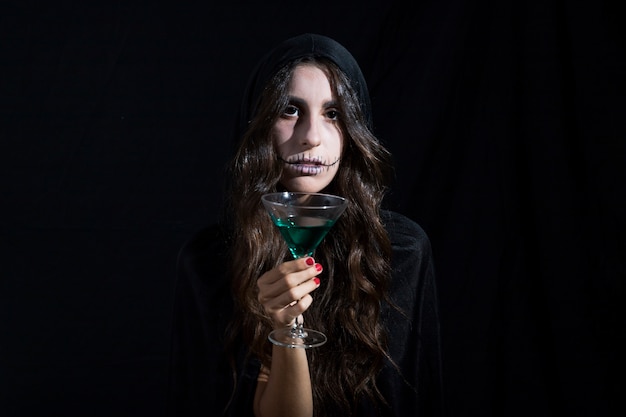 Foto gratuita giovane donna spaventosa con il bicchiere di vino