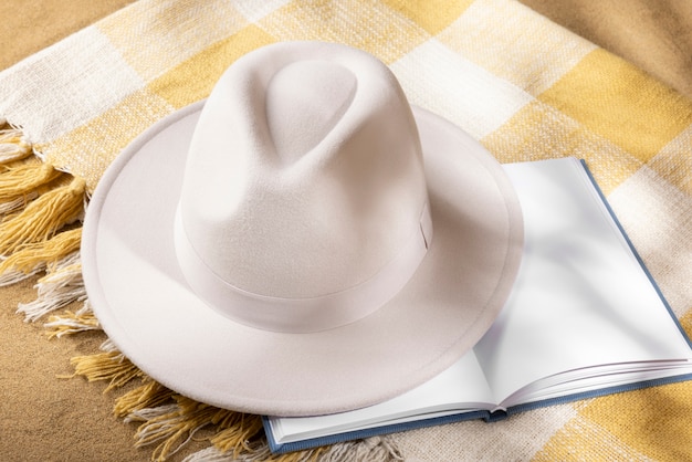 Foto gratuita cappello fedora in studio still life