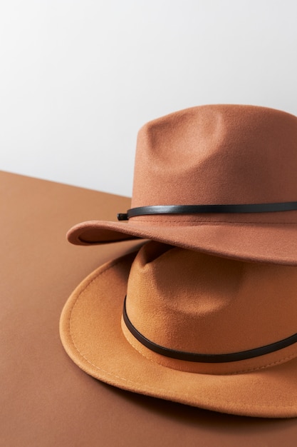 Foto gratuita disposizione dei cappelli fedora in studio