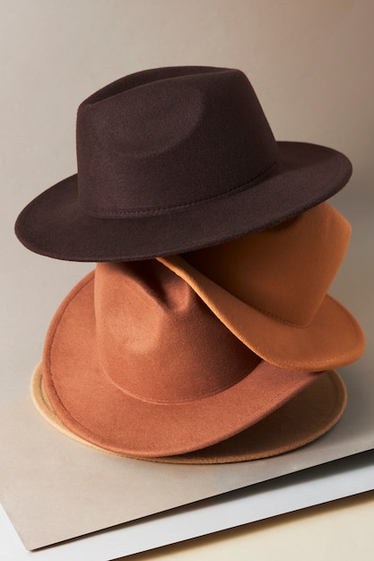 Disposizione dei cappelli Fedora in studio